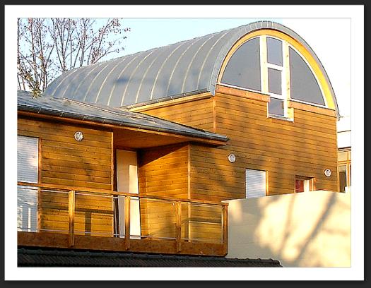 Maison à toit cintré en zinc - Atelier SITE-IN